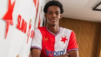 Rok se Slavia snažila o mladého obránce, nyní ho podepsala. Přichází 18letý talent