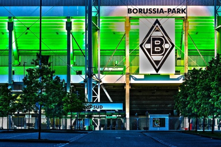 Obrovské pochybení bavorské policie! Během utkání s Augsburgem omylem prostřelila okno autobusu fanoušků Mönchengladbachu