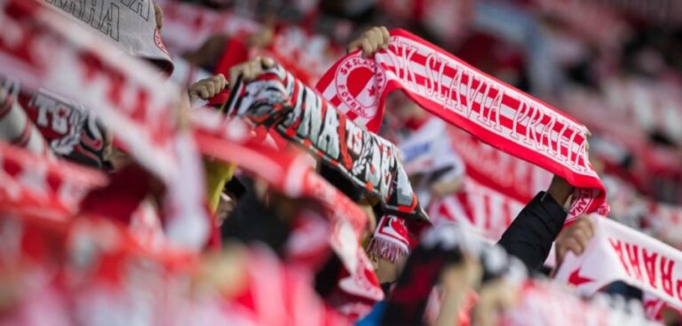 Velký přehled fanouškovských šál ve Fortuna lize. Kolik stojí a v jakých variantách je kluby nabízí?