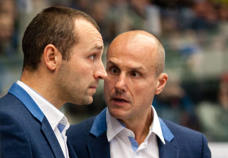Tomáš Vlasák: To máme jako začít obvolávat dva a půl tisíce fanoušků, že na hokej nemůžou?