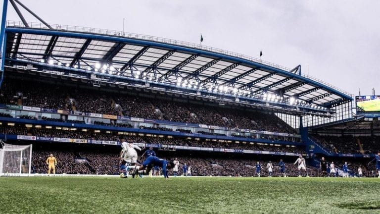 Hrozivý debut rekordní posily. Caicedo kazil, zavinil penaltu a Chelsea padla. O téměř 100 milionů eur levnější nováček v dresu West Hamu naopak zářil