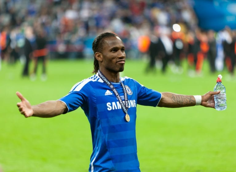 Legendární Drogba děkuje hráčům PSG i Basaksehiru za opuštění hřiště
