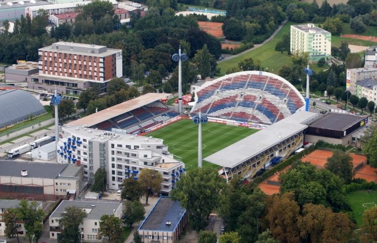 Velikonoční idylka na Hané. Sigma Olomouc má před zápasem opět polepený stadion, ve městě nechybí transparenty se vzkazy pro vedení