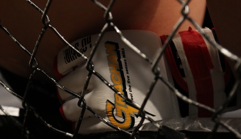 MMA-Wrestlerin enthüllt aus Protest ihre Möpse beim Wiegen!  Wogegen protestiert er?