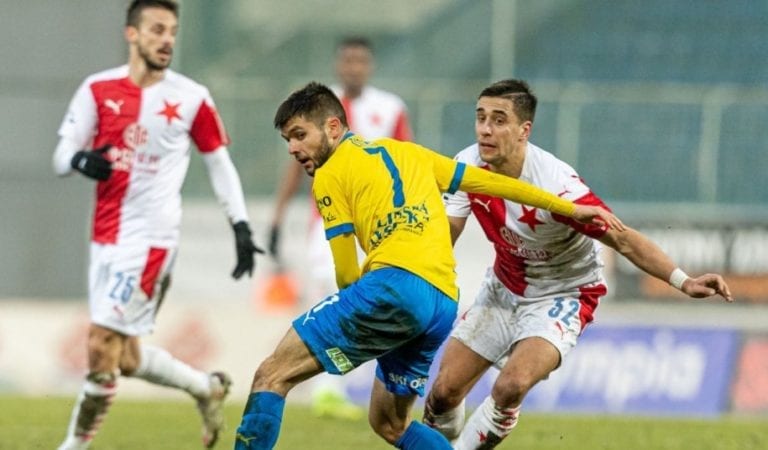 Hřiště v Teplicích připomíná spíše pole. Co je příčinou rozoraného trávníku?