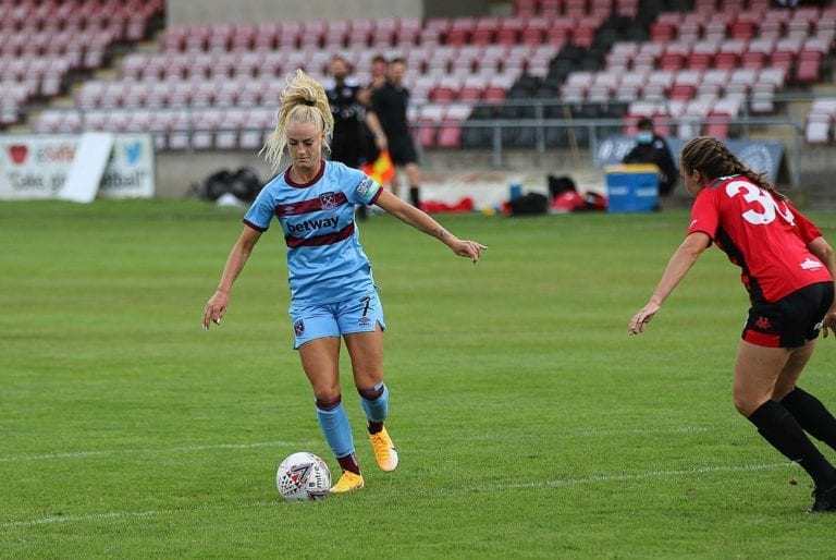 Nejhezčí fotbalistka na světě? Takový titul by mohla mít Švýcarka Alisha Lehmann