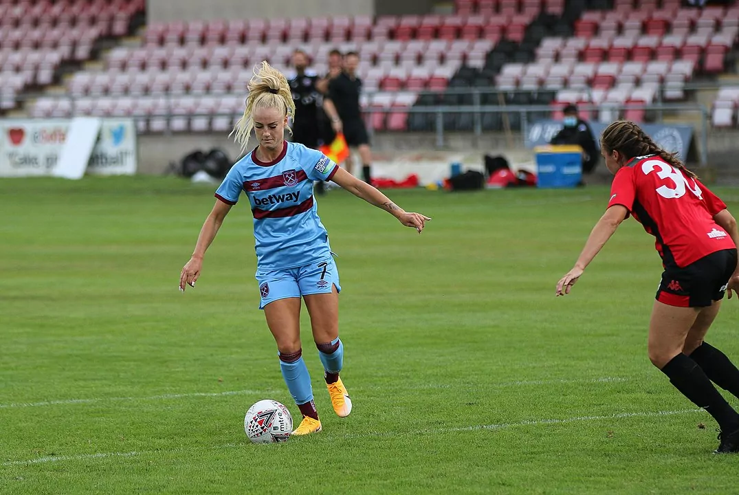 Nejhezčí fotbalistka na světě? Takový titul by mohla mít Švýcarka Alisha Lehmann