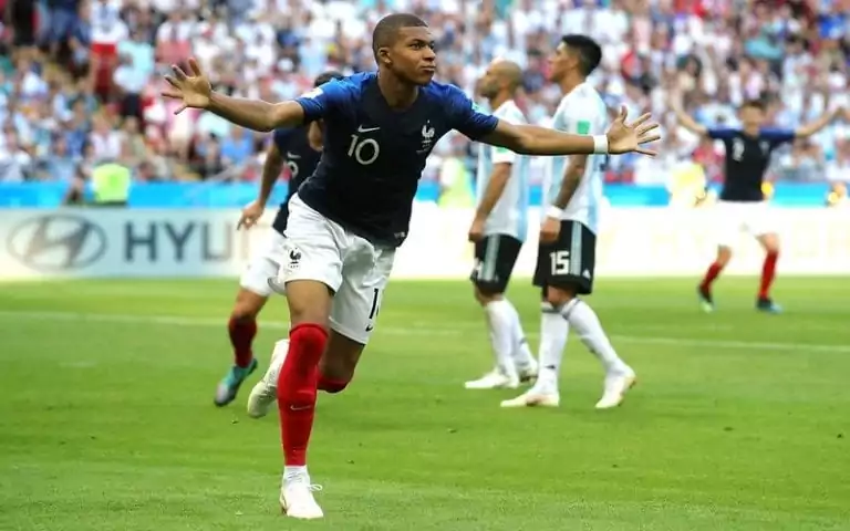 Selhal jsem, omluvil se Mbappé za zkaženou penaltu. Postavil se za něj trenér, kapitán i Pelé