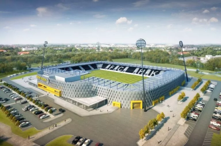 Stadion v Hradci Králové už má čtyři lízátka. Jak pokračuje výstavba nového stánku?