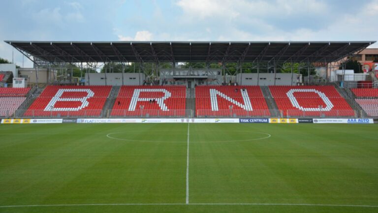 Bitvu o Brno vyhrála Zbrojovka, hráč Líšně dostal červenou kartu za incident s „fanouškem“