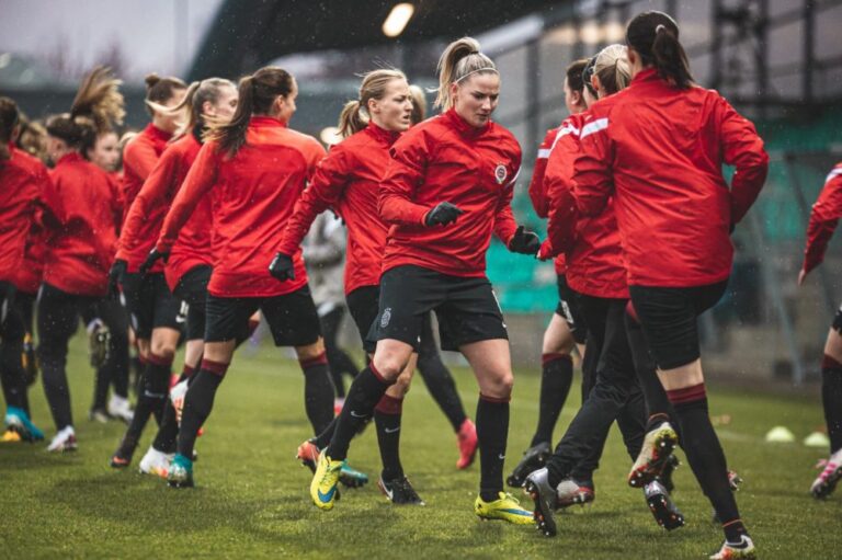 I v ženském fotbale padají nádherné góly! Podívejte se na trefu šikovné sparťanky