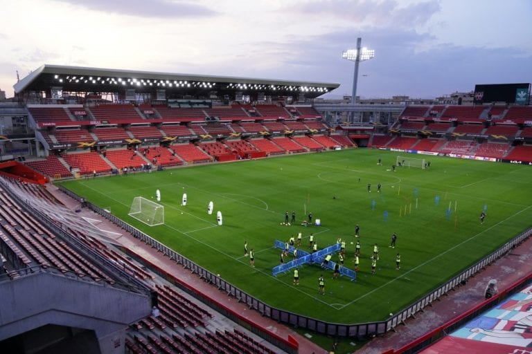 Čtvrtfinále Evropské ligy mezi Granadou a Manchesterem United přerušil nahý fanoušek