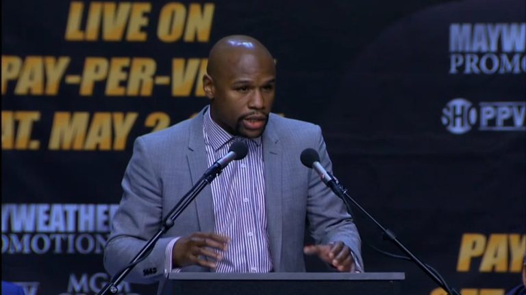 Odhalená prsa v zákulisí i závěrečná mela v ringu! Na boxerské exhibici Mayweathera to byl pořádný bizár!