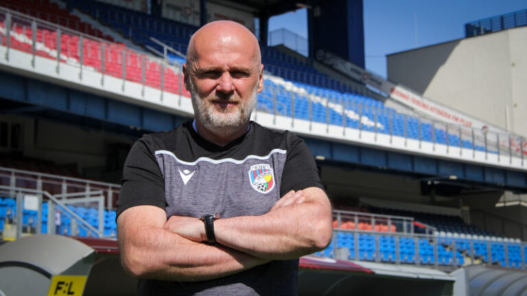 Výplaty prvoligových trenérů: Kolik bere kouč Plzně Bílek, bouřlivák Rada a kdo je výrazně podhodnocený?