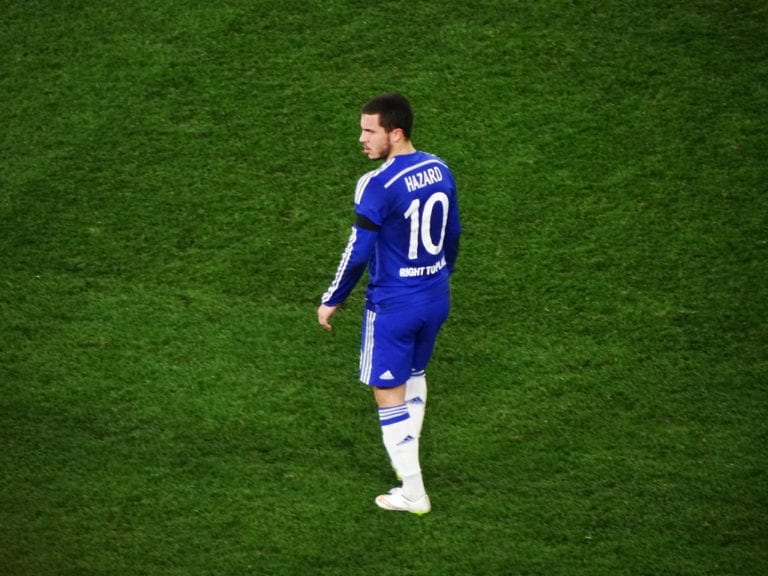 Pamatujete na podavače míčů, kterého před 10 lety nakopl Hazard? Teď je z něj milionář, podporuje jej i Ronaldinho