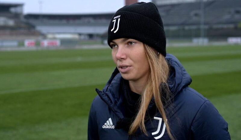 Anglická liga je top, ženský fotbal se ale zvedá i v jiných státech, říká Andrea Stašková. Jaké je působit ve Španělsku?