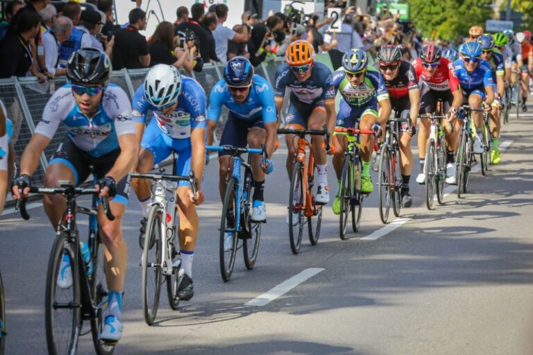 Video: Cyklista spadl do patnáctimetrové rokle a poté skončil v Top 10