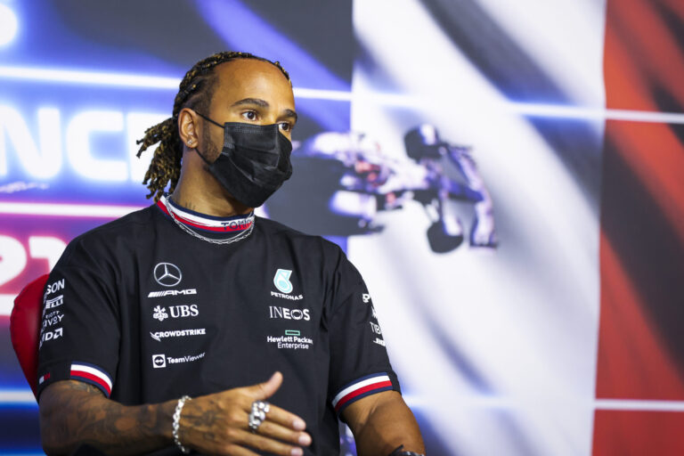 Bude Mercedes stačit tempu Red Bullu? Jsou příliš rychlí, říká Hamilton. Čím to podle něj je?