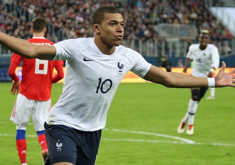 Mbappé sestřelil Dánsko, debut na MS si při prohře 1:2 odbyl Bah
