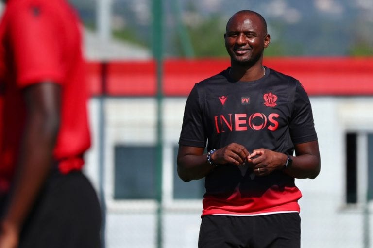 Video: Patrick Vieira nakopl provokujícího fanouška Evertonu!