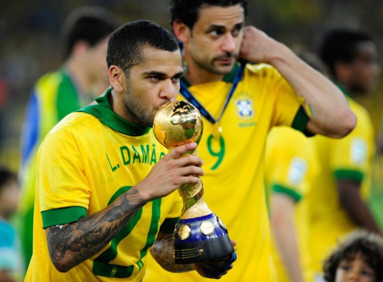 Brazilská veřejnost nechápe nominaci legendárního Alvese, naopak jí chybí dvě hvězdy z Premier League