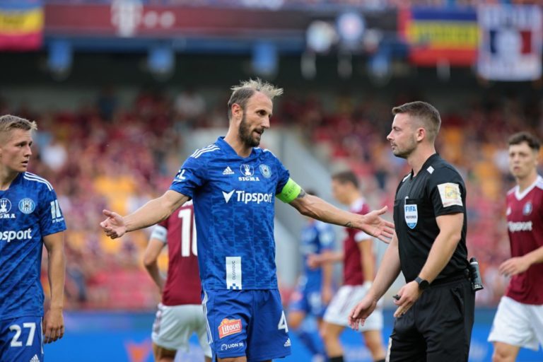 Vitrína dneška: Fotbal se hraje na góly, Hubník půjde do práce