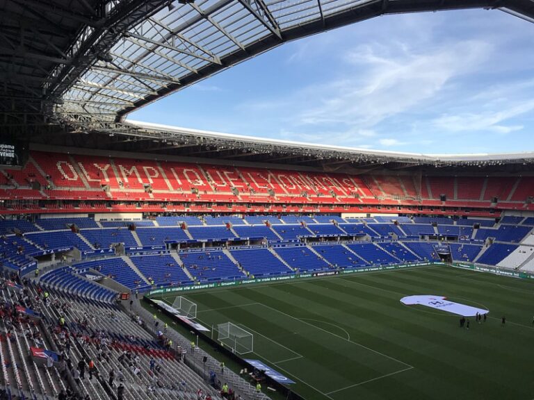 VIDEO: Nejlepší zápas sezony? Dva střelci čtyř gólů a senzační obrat z 1:4 na 5:4 i díky penaltě v deváté minutě nastavení. Lyon zažil divokou noc