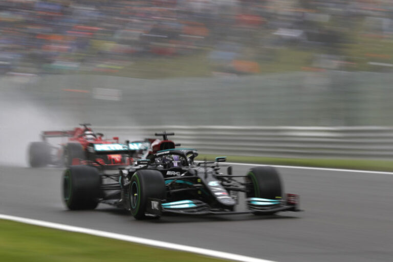 Senzace v kvalifikaci! Hamilton poražen jezdcem z chvostu startovního pole, Norris boural