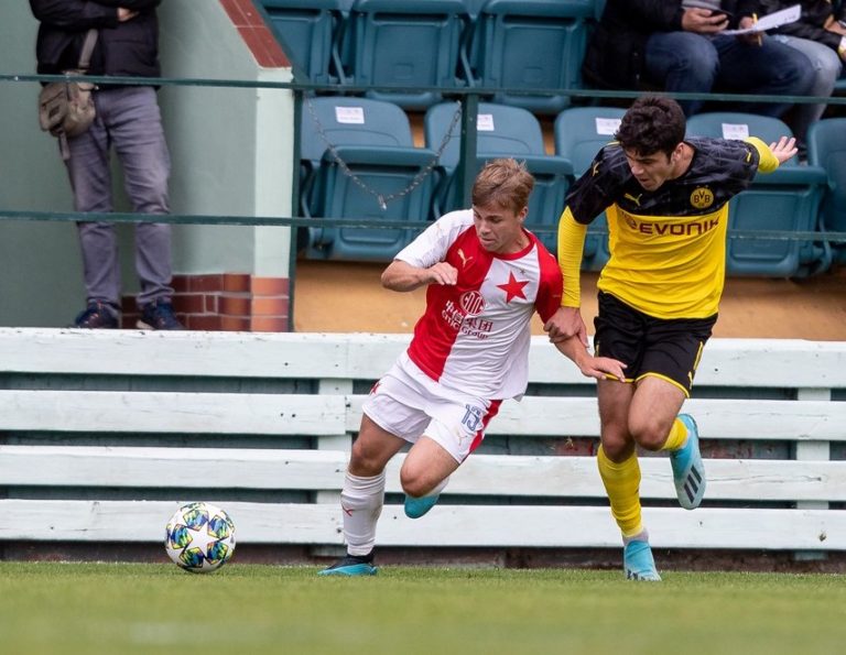 Před dvěma lety prohráli na Slavii, teď hráli za BVB s Bayernem. Jaký je rozdíl ve výchově talentů?