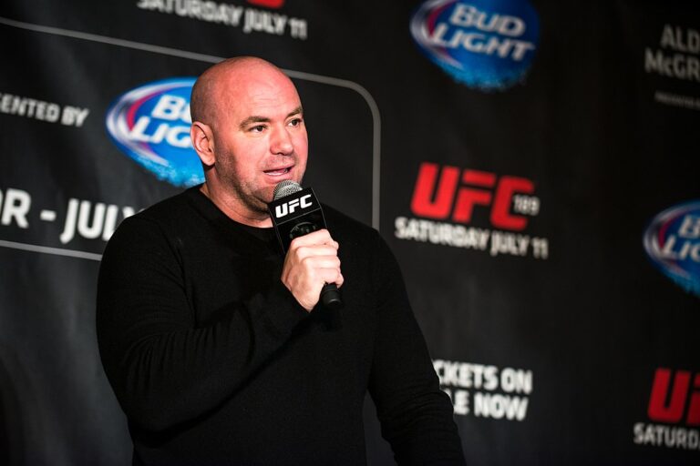 Klaun a dítě, ne šampion, kritizuje Adesanyu jeho další soupeř Du Plessis. Rasový podtón ze strany šampiona? Může říkat, co chce, má jasno šéf UFC