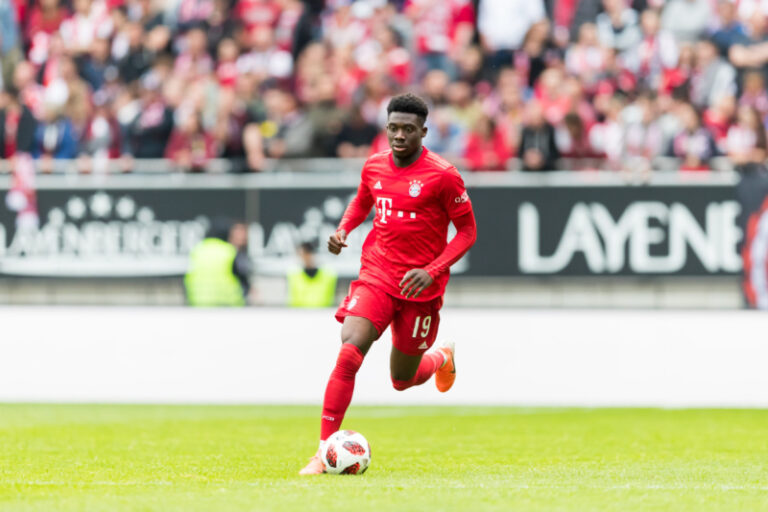 Real Madrid prý za rok půjde pro Alphonsa Daviese.  Plánuje uplatnit stejnou strategii jako u Kroose