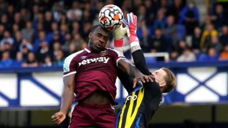 De Geu případně nahradí v Manchesteru United Pickford. Zaslouží si anglický brankář tuto šanci?