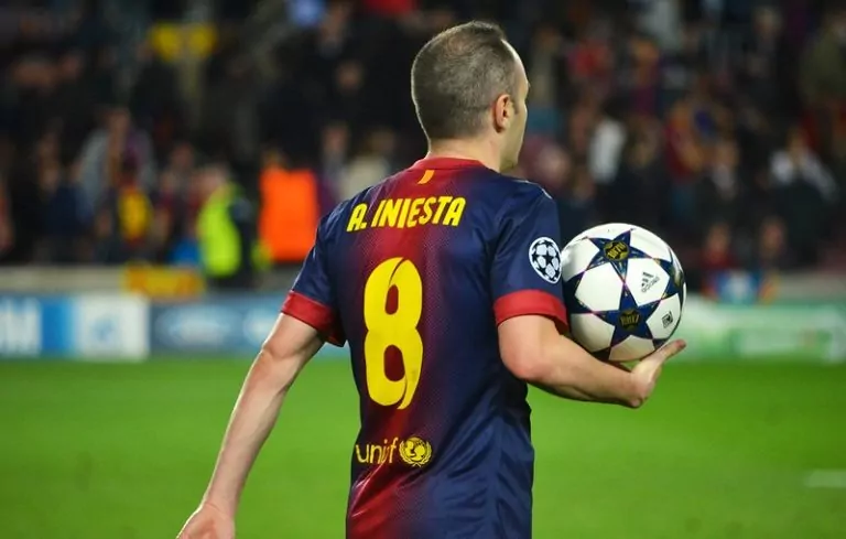 Andrés Iniesta ve svých 39 letech dosáhl na metu 1000 zápasů. Dočkal se gratulací i z Barcelony