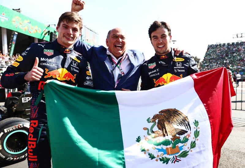 Max-Verstappen-a-Sergio-Perez-Red-Bull-Racing