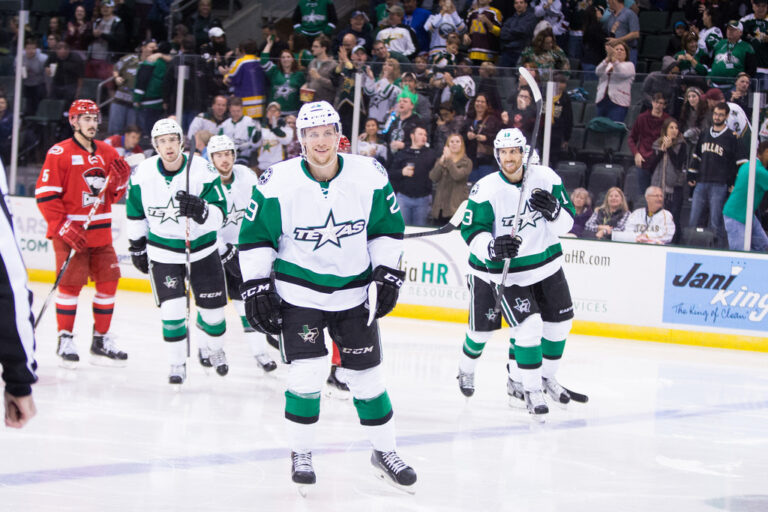 Dallas udolal San Jose až po nájezdech. Vidět byli i čeští hráči na obou stranách. Boston vyfasoval debakl na ledě Islanders