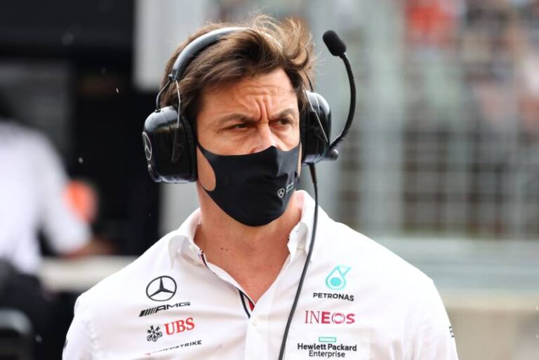 Jste ubozí a neuctiví! Toto Wolff zkritizoval ostatní šéfy týmů, jejich brífink natočil Netflix. Je to divadlo, říká Horner