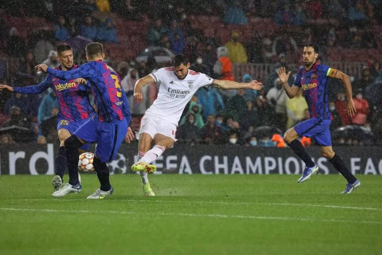 Těžký výběr pro Barcelonu. Jednu posilu nemůže zapsat pro Evropskou ligu