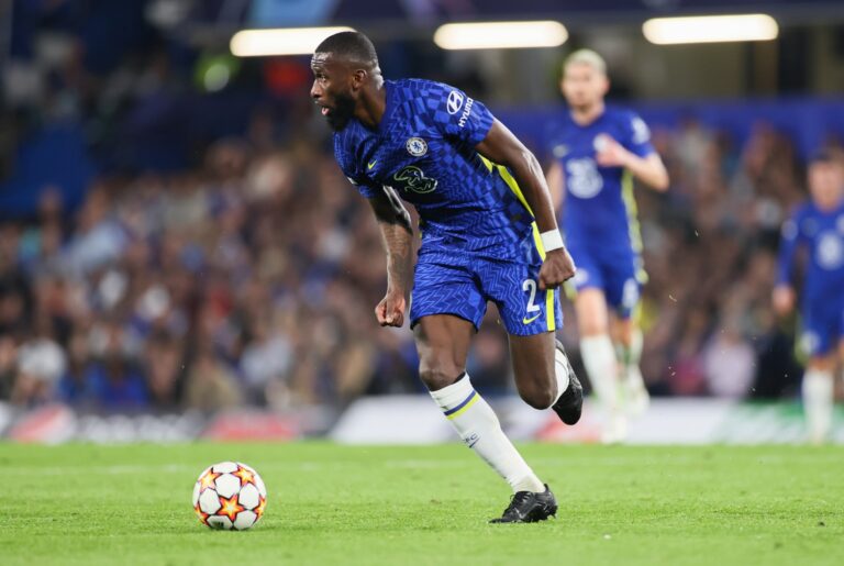 Fanoušci Chelsea se zlobí na Rüdigera. U nás jsi měl jasný základ a v Realu Madrid sedíš, stěžují si
