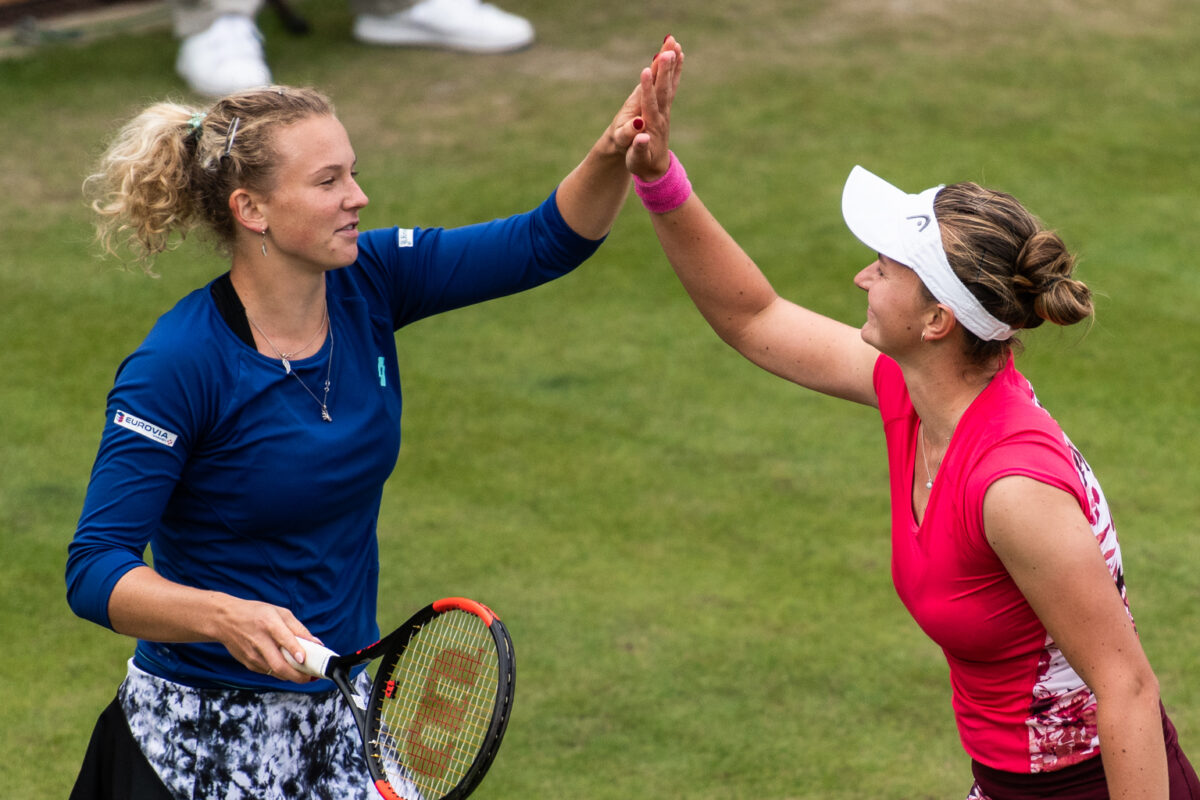Krejčíková se Siniakovou postoupily do čtvrtfinále Australian Open, naopak další čeští zástupci ve čtyřhře vypadli