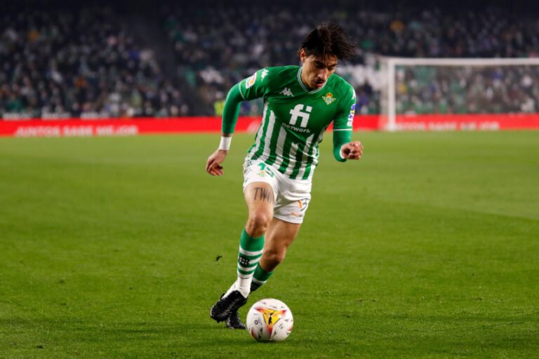 Posila na poslední chvíli. Bellerín přichází vyztužit obranu Barcelony