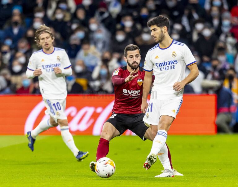 To nejde nedat! Podívejte se, jak útočník Elche netrefil proti Realu Madrid prázdnou bránu