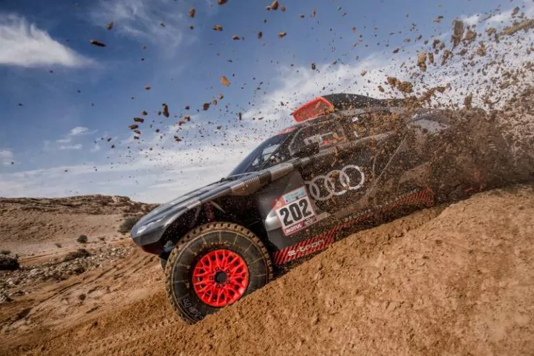 Stojí za výbuchem auta francouzského týmu teroristé? Vyšetřování možná povede ke zrušení Rallye Dakar