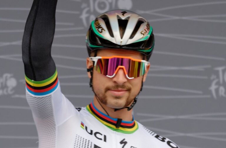 Peter Sagan bude v pelotonu chybět. Za jízdy na zadním kole zvládl i autogram  