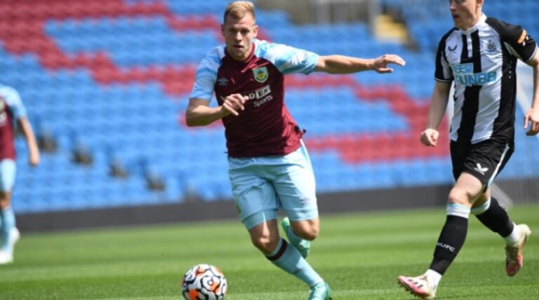 Více prostoru pro Vydru? Kdepak, Burnley přivedlo zkušeného střelce z Bundesligy