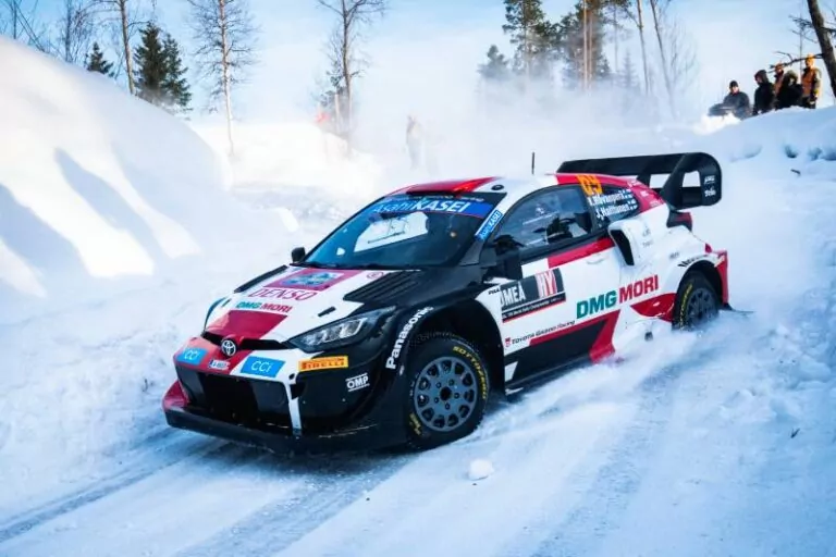 Švédskou rallye ovládla vycházející hvězda z Finska, Tänak s Evansem ve velkých problémech