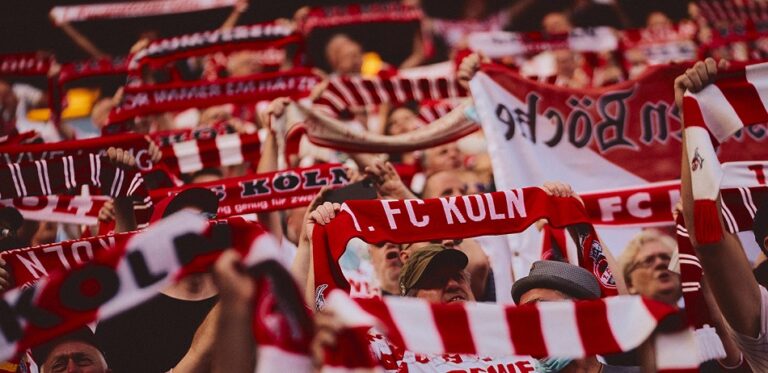 VIDEO: Bundesliga stále čelí protestům fanoušků. Na hřišti se po míčcích a mincích objevilo auto na ovládání, nad jeho triky žasl Kolín nad Rýnem