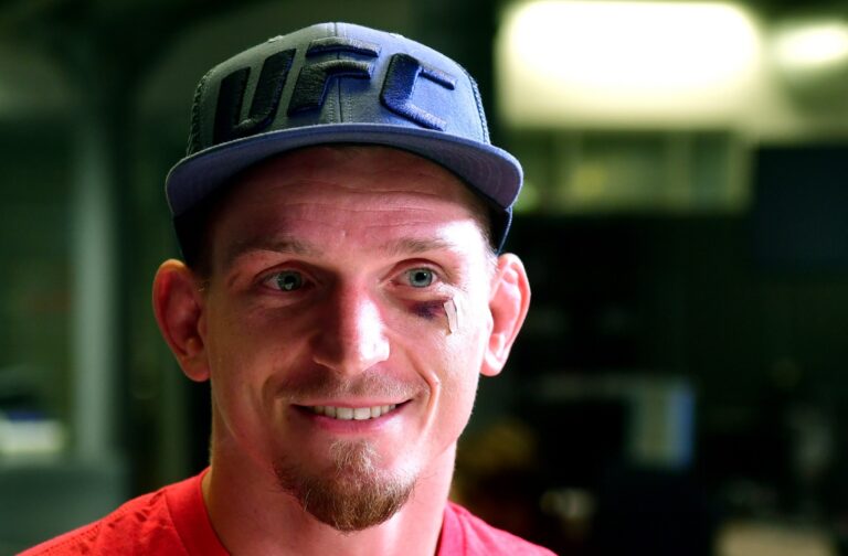 Dvořák po první prohře v UFC: Hlava i srdce chtěly bojovat, ale tělo nefungovalo. Doktor mi teď zakázal úplně vše. Co bude dál?