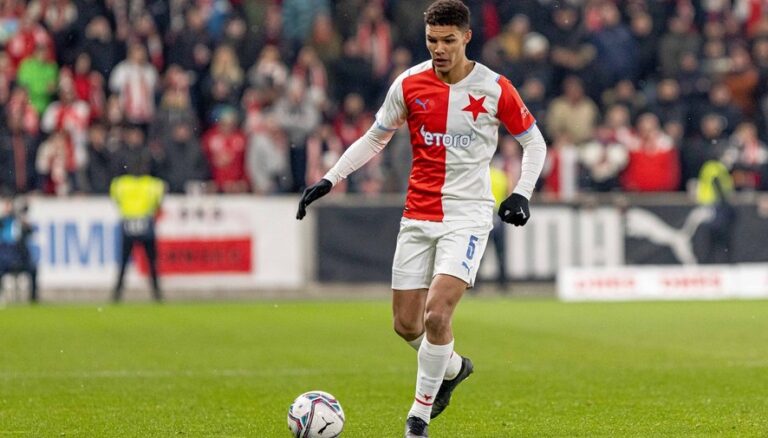 Alexander Bah upoutal zájem Benficy! Setká se tam s Petarem Musou?