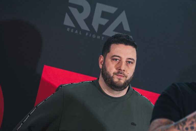 Konkurence nás nezajímá? RFA si opět nepovedeně rýpla do Oktagonu, tentokráte „nepřímo“