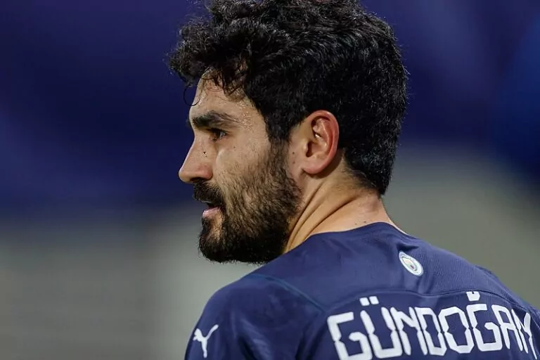 Gündogan řídil parádními trefami a asistencí vítězství Manchesteru City nad Evertonem. Zkušený středopolař nicméně v létě může odejít zadarmo